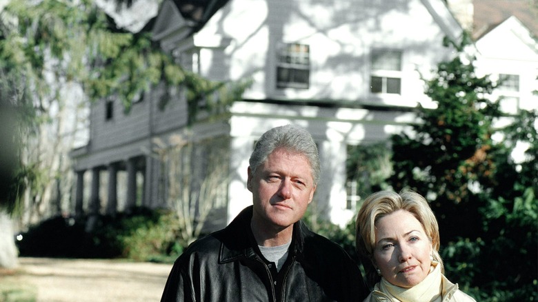 bill and hillary clinton outside home
